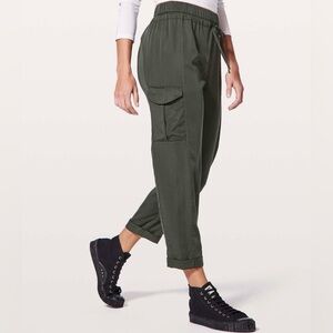 Lululemon Move Lightly Pant *25"
Evergreen size 4 EUC